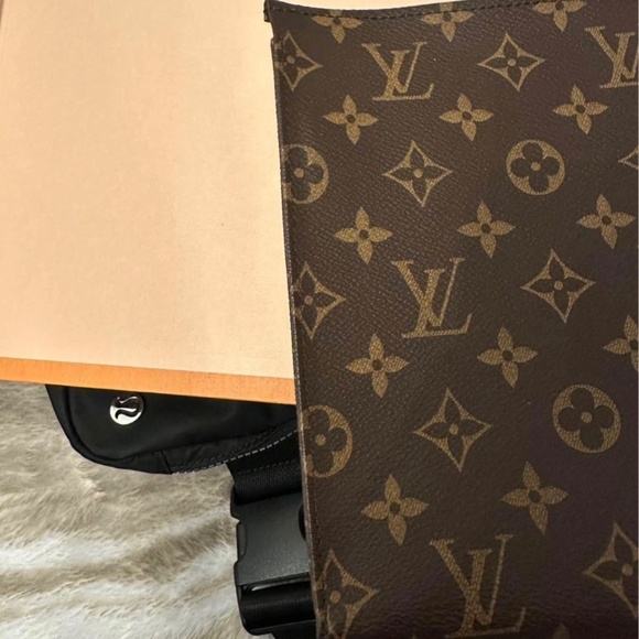 Louis Vuitton LV Toiletry 26 - Picture 6 of 10